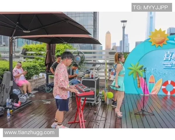 泳池派对狂欢夜：畅享夏日清凉，尽情释放激情与活力